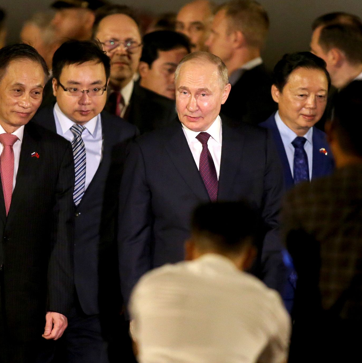 Der russische Präsident Wladimir Putin, der im Westen wegen seines Angriffskriegs gegen die Ukraine mit Sanktionen belegt ist, sucht nach Partnern im Osten. - Foto: Minh Hoang/AP/dpa