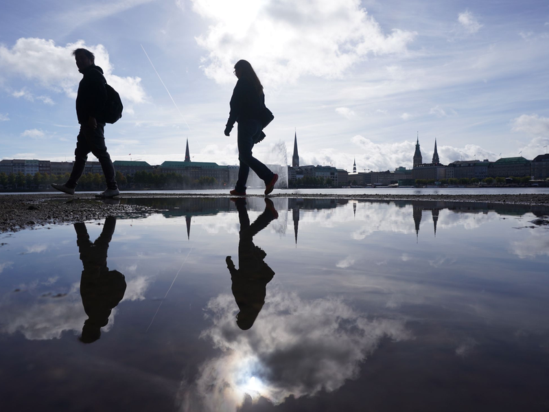 Spaziergänge können bei Rückenschmerzen Abhilfe schaffen. - Foto: Marcus Brandt/dpa