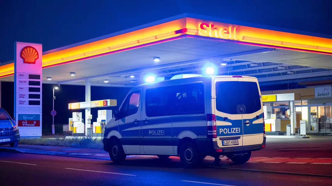 Die Polizei sichert den Tatort an einer Tankstelle in Merseburg. - Bild: Hendrik Schmidt/dpa
