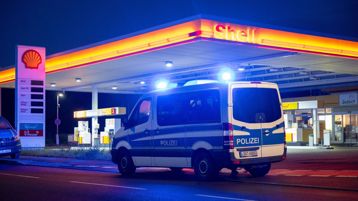 Die Polizei sichert den Tatort an einer Tankstelle in Merseburg. - Foto: Hendrik Schmidt/dpa