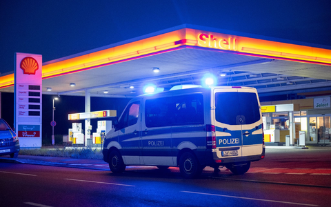 Die Polizei sichert den Tatort an einer Tankstelle in Merseburg. - Foto: Hendrik Schmidt/dpa