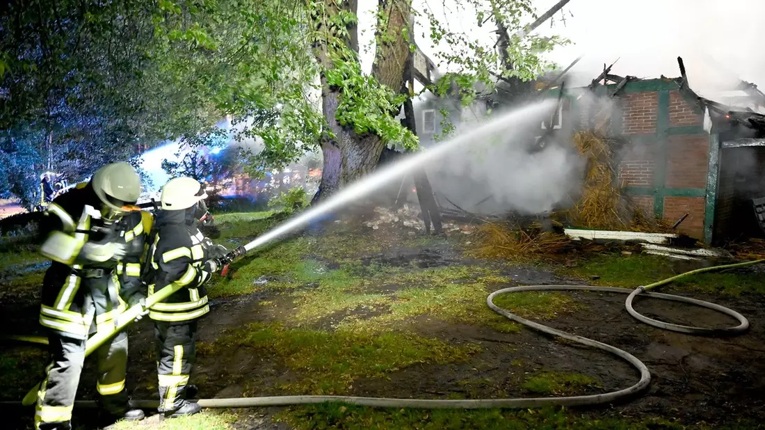 FW-RD: Borgdorf-Seedorf : Reetdachhaus niedergebrannt - Bild: presseportal.de