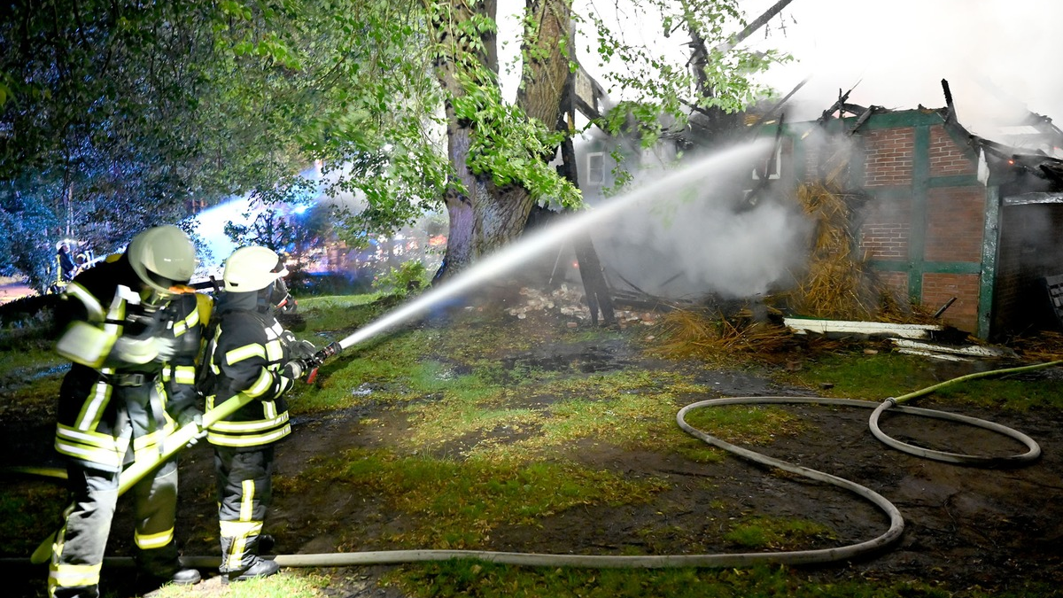 FW-RD: Borgdorf-Seedorf : Reetdachhaus niedergebrannt - Foto: presseportal.de