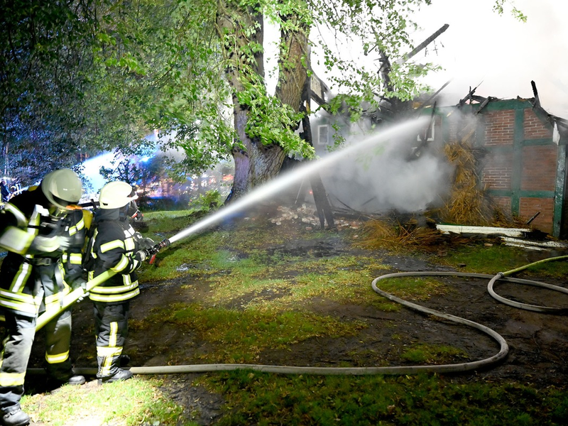 FW-RD: Borgdorf-Seedorf : Reetdachhaus niedergebrannt - Foto: presseportal.de