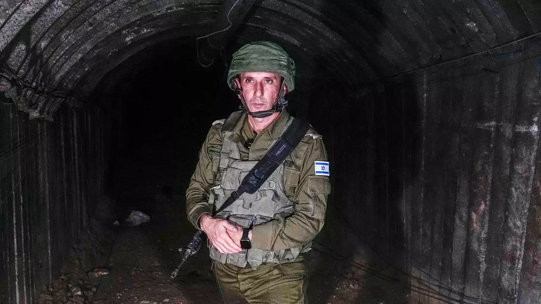«Die Hamas ist eine Idee, sie ist eine Partei. Sie ist in den Herzen der Menschen verwurzelt. Wer glaubt, wir könnten die Hamas ausschalten, irrt sich», sagt der israelische Armeesprecher Daniel Hagari. - Bild: Ariel Schalit/AP/dpa