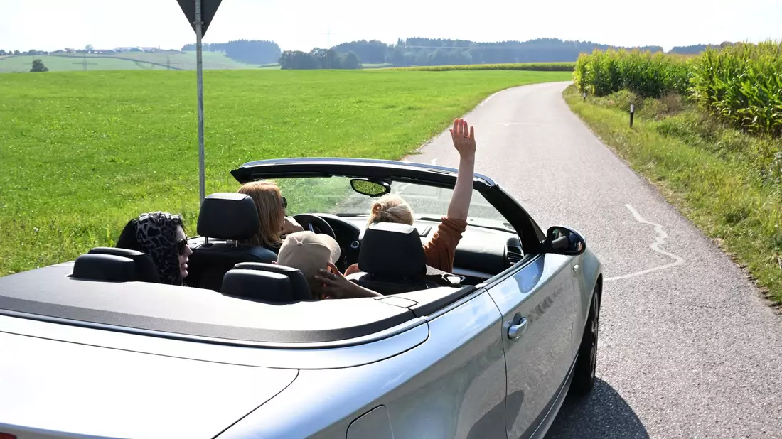 Deutschlandweit kommen 26 Cabrios auf 1000 Einwohner. Die Zahl der Cabrios ist in den vergangenen zehn Jahren etwas gestiegen (Symbolbild). - Bild: Felix Hörhager/dpa