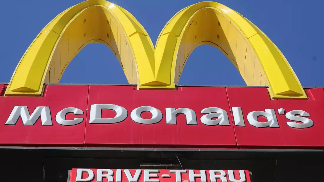 Bestellungen im Drive-Thru sollen bei McDonald's bald von KI entgegengenommen werden. - Bild: Rick Bowmer/AP/dpa
