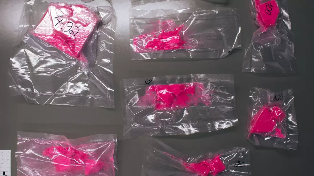 POL-AA: RMK: Gemeinsame Pressemitteilung der Staatsanwaltschaft Stuttgart und des Polizeipräsidiums Aalen Schorndorf: Ein Kilogramm Pink Kokain sichergestellt - Bild: presseportal.de
