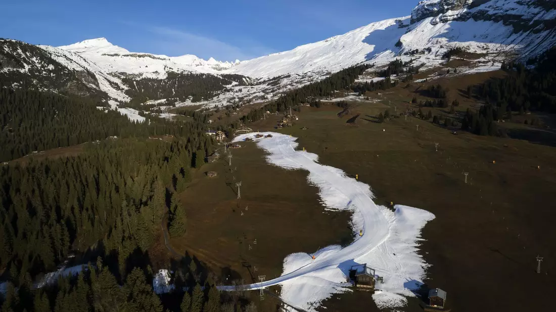 Blick auf eine Talabfahrt aus Kunstschnee. Viele Urlauber fahren zum Skifahren oder zum Wandern in die Schweiz (Archivbild). - Bild: Gian Ehrenzeller/Keystone/dpa