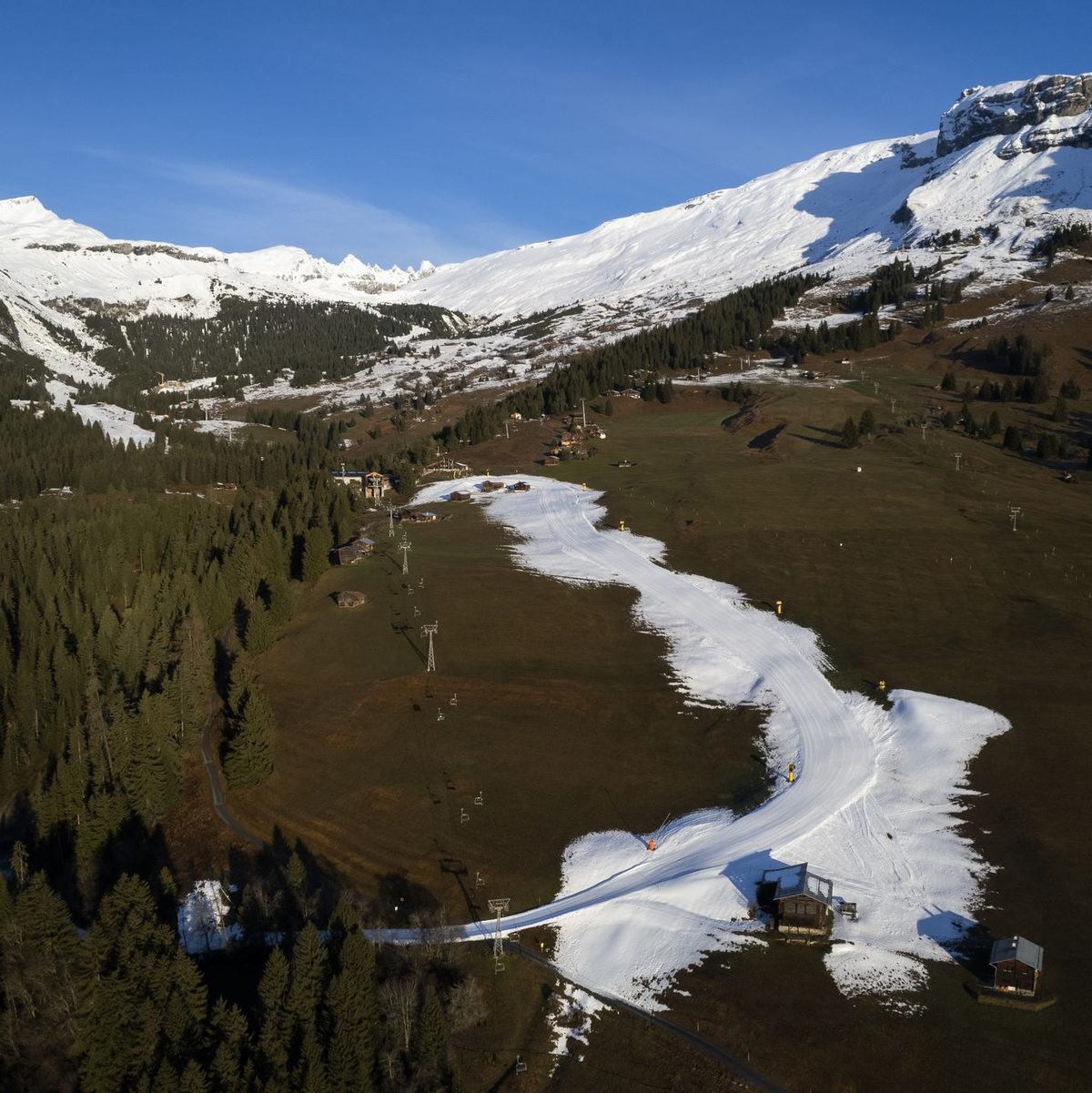 Blick auf eine Talabfahrt aus Kunstschnee. Viele Urlauber fahren zum Skifahren oder zum Wandern in die Schweiz (Archivbild). - Foto: Gian Ehrenzeller/Keystone/dpa
