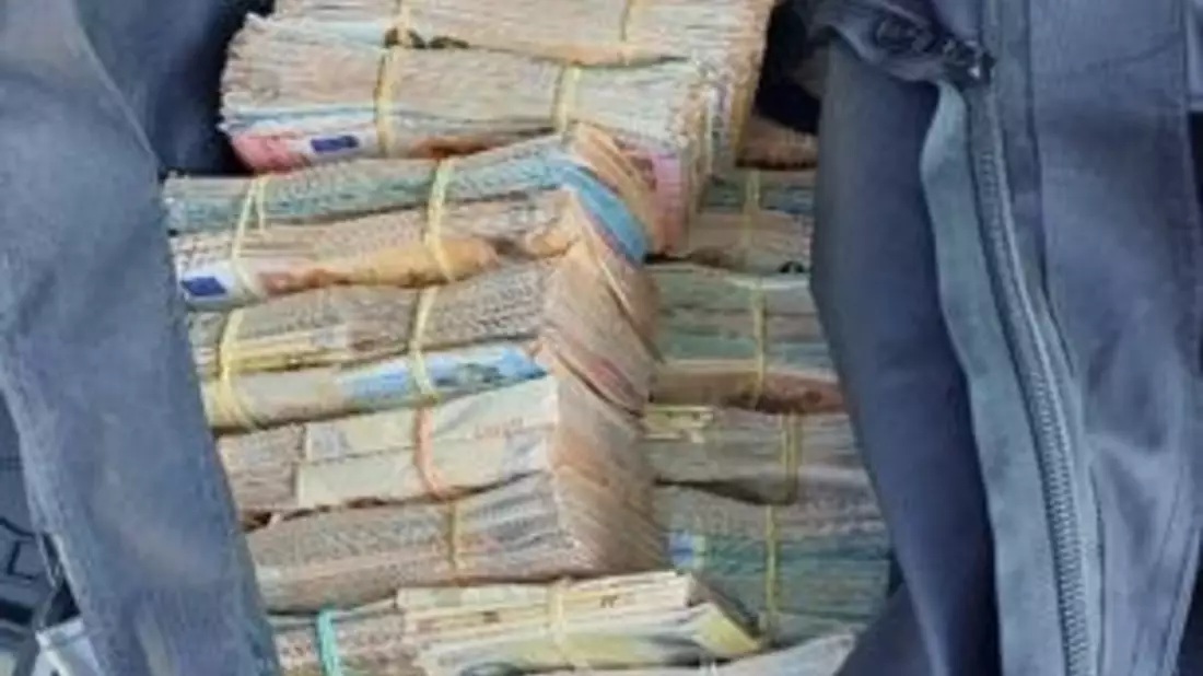 HZA-DU: Reisetaschen voller Geld - Duisburger Zoll stellt hohe Bargeldsumme sicher / Gemeinsame Pressemitteilung der Staatsanwaltschaft Kleve und des Hauptzollamts Duisburg - Bild: presseportal.de