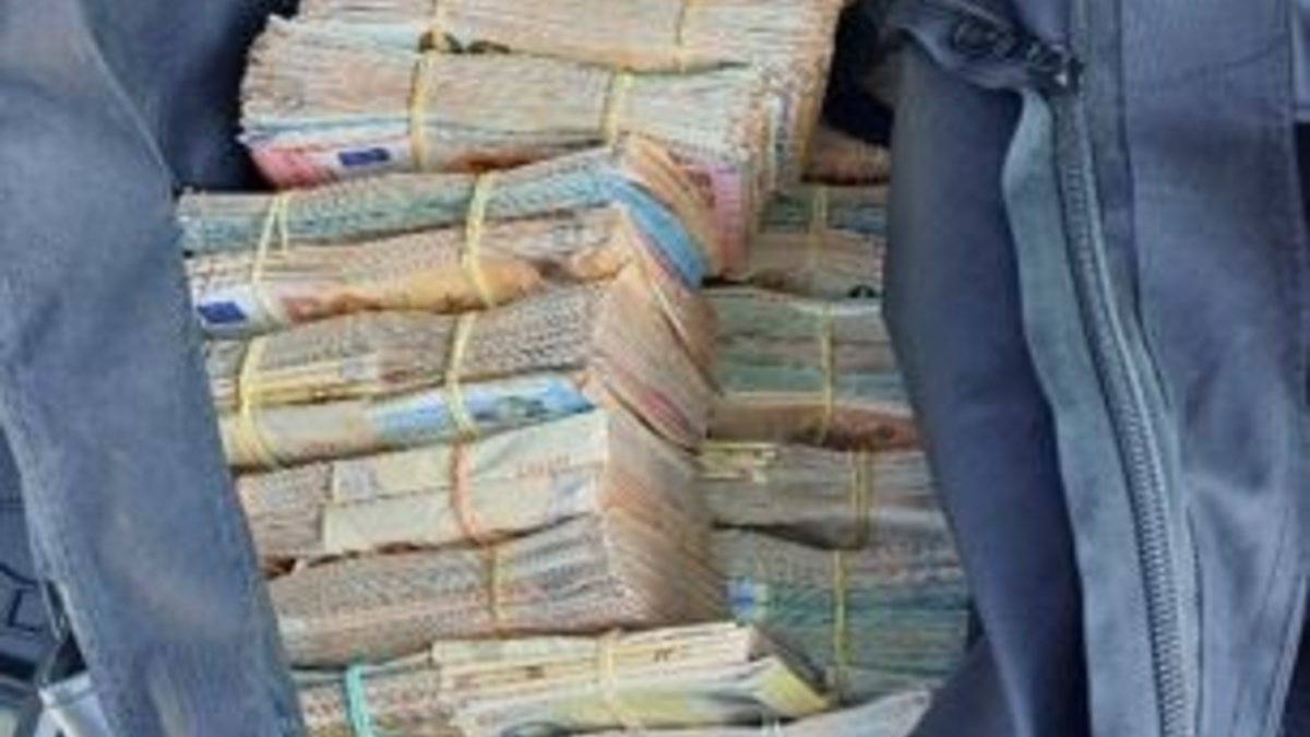 HZA-DU: Reisetaschen voller Geld - Duisburger Zoll stellt hohe Bargeldsumme sicher / Gemeinsame Pressemitteilung der Staatsanwaltschaft Kleve und des Hauptzollamts Duisburg - Foto: presseportal.de