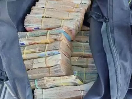 HZA-DU: Reisetaschen voller Geld - Duisburger Zoll stellt hohe Bargeldsumme sicher / Gemeinsame Pressemitteilung der Staatsanwaltschaft Kleve und des Hauptzollamts Duisburg - Foto: presseportal.de
