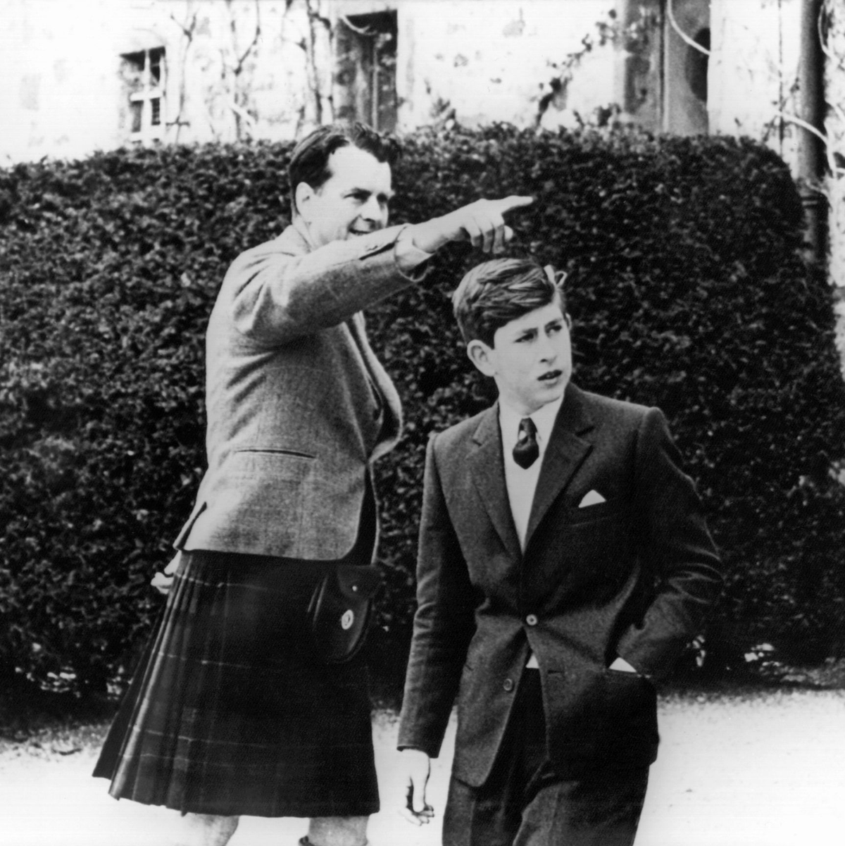 Bei seinem Einzug in die Schule von Gordonstoun zeigt der leitende Direktor Iain Tennant dem Kronprinzen Prinz Charles (r) die Räume, in denen dessen Vater Prinz Philip, der Herzog von Edinburgh, seine Schulzeit verbracht hat. - Foto: dpa