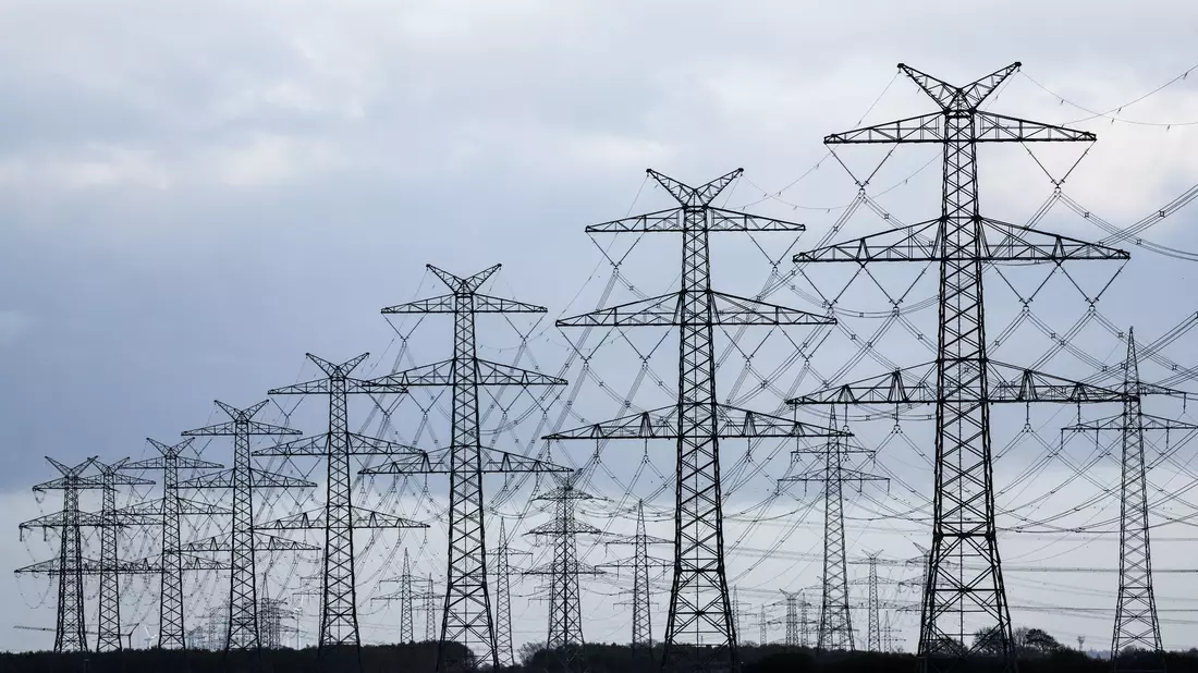 Strommasten in Klixbüll neben dem Tennet-Umspannwerk Klixbüll/Süd. - Bild: Christian Charisius/dpa
