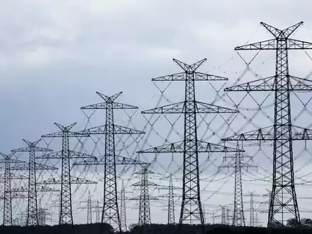 Strommasten in Klixbüll neben dem Tennet-Umspannwerk Klixbüll/Süd. - Foto: Christian Charisius/dpa