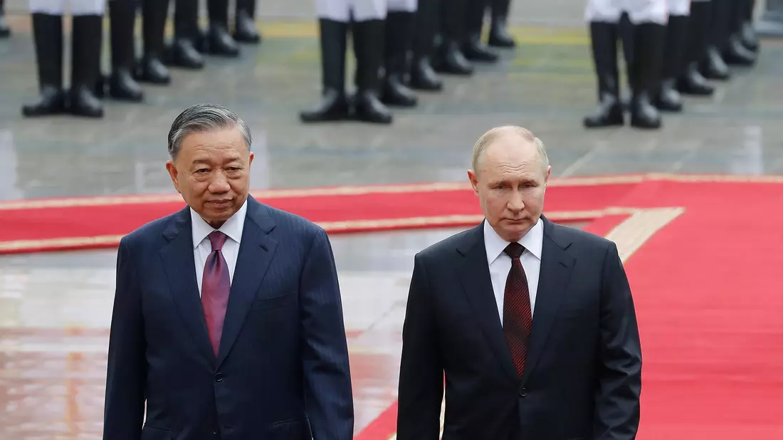 Der vietnamesische Präsident To Lam (l) und Kremlchef Wladimir Putin in Hanoi. - Bild: Minh Hoang/Pool AP/AP