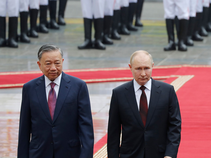 Der vietnamesische Präsident To Lam (l) und Kremlchef Wladimir Putin in Hanoi. - Foto: Minh Hoang/Pool AP/AP