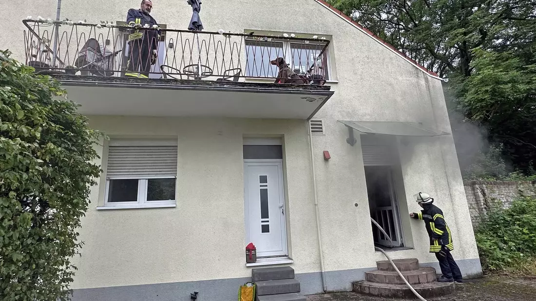 FW LK Neunkirchen: Feuerwehr rettet Frau aus brennendem Haus - Bild: presseportal.de