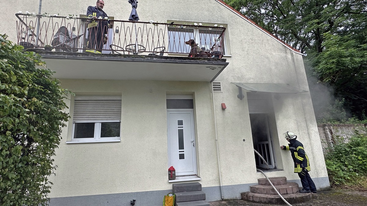 FW LK Neunkirchen: Feuerwehr rettet Frau aus brennendem Haus - Foto: presseportal.de