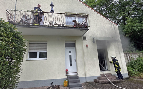 FW LK Neunkirchen: Feuerwehr rettet Frau aus brennendem Haus - Foto: presseportal.de