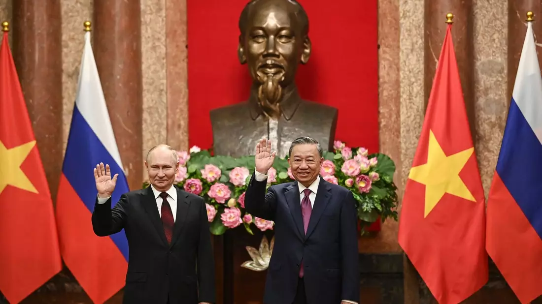 Kremlchef Wladimir Putin (l) und der vietnamesische Präsident To Lam posieren im Präsidentenpalast in Hanoi für die Fotografen. - Bild: Nhac Nguyen/Pool AFP/AP/dpa