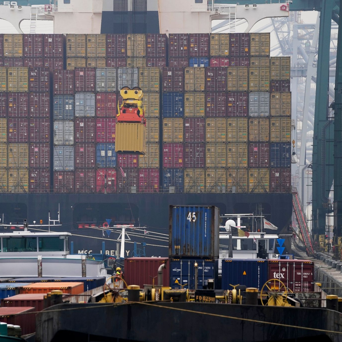 Tonnenweise kommen Drogen über große Häfen nach Europa - Foto: Virginia Mayo/AP/dpa