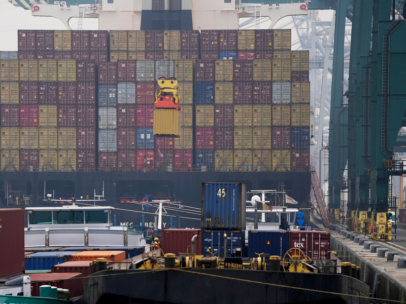 Tonnenweise kommen Drogen über große Häfen nach Europa - Foto: Virginia Mayo/AP/dpa