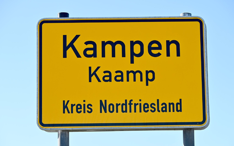 Auf einem Video, das zu Pfingsten in der Pony-Bar in Kampen entstanden sein soll, ist zu sehen und zu hören, wie junge Menschen zur Melodie eines Party-Hits rassistische Parolen grölen. - Foto: Carsten Rehder/dpa