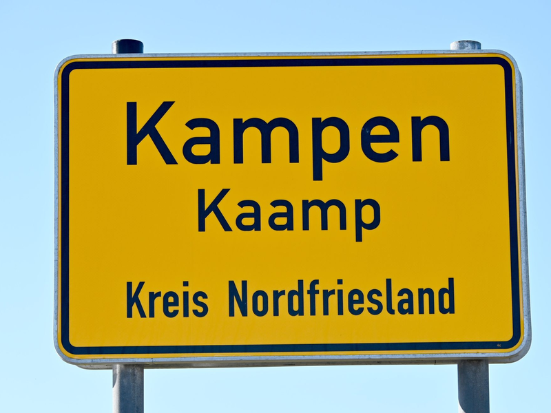 Auf einem Video, das zu Pfingsten in der Pony-Bar in Kampen entstanden sein soll, ist zu sehen und zu hören, wie junge Menschen zur Melodie eines Party-Hits rassistische Parolen grölen. - Foto: Carsten Rehder/dpa