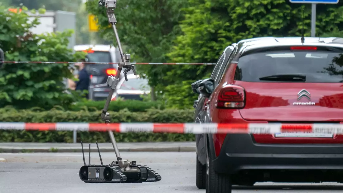Bei einer Zwangsräumung in Nürnberg machten Polizisten in einer Wohnung einen verdächtigen Fund, der einen Einsatz von Sprengstoffspezilisten auslöste. - Bild: Pia Bayer/dpa