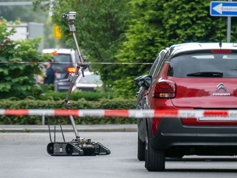 Bei einer Zwangsräumung in Nürnberg machten Polizisten in einer Wohnung einen verdächtigen Fund, der einen Einsatz von Sprengstoffspezilisten auslöste. - Foto: Pia Bayer/dpa