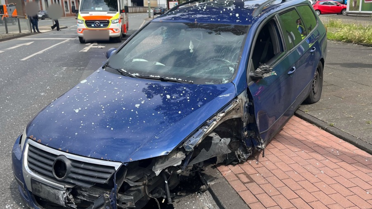 POL-DU: Wanheimerort: Autoreifen platzt - Kollision mit Haltestelle - Foto: presseportal.de