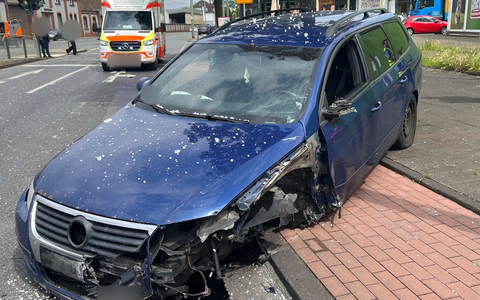 POL-DU: Wanheimerort: Autoreifen platzt - Kollision mit Haltestelle - Foto: presseportal.de