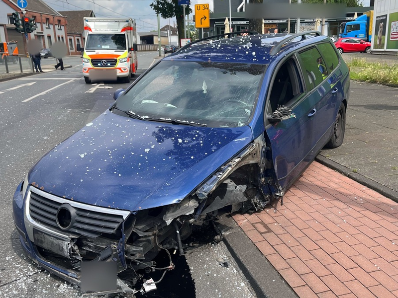 POL-DU: Wanheimerort: Autoreifen platzt - Kollision mit Haltestelle - Foto: presseportal.de
