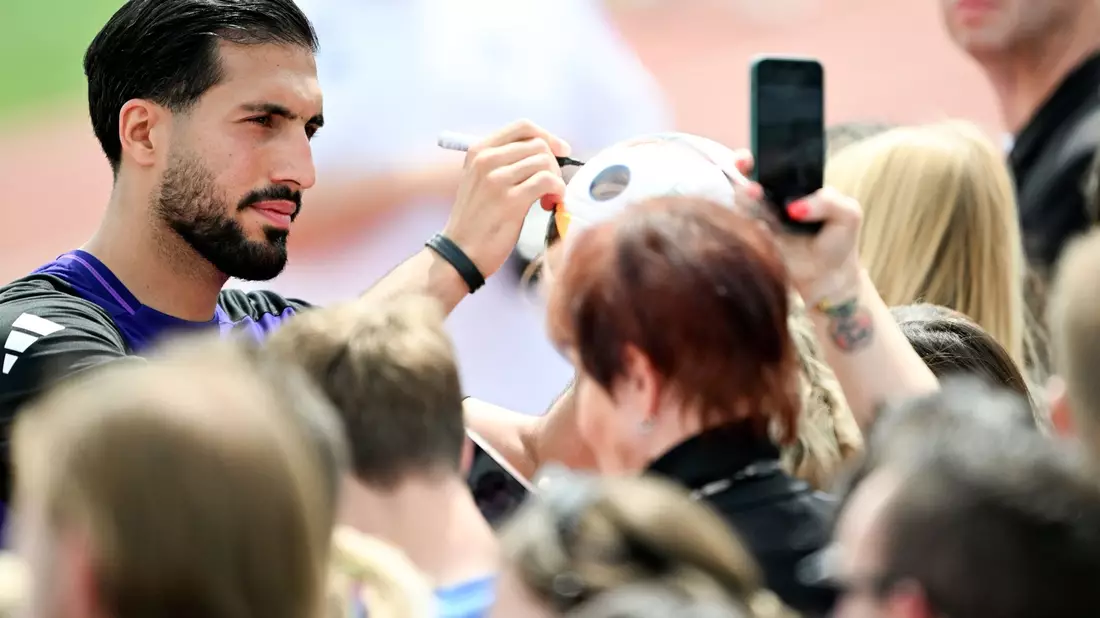 Emre Can schreibt nach dem Training in Herzogenaurach Autogramme. - Bild: Federico Gambarini/dpa