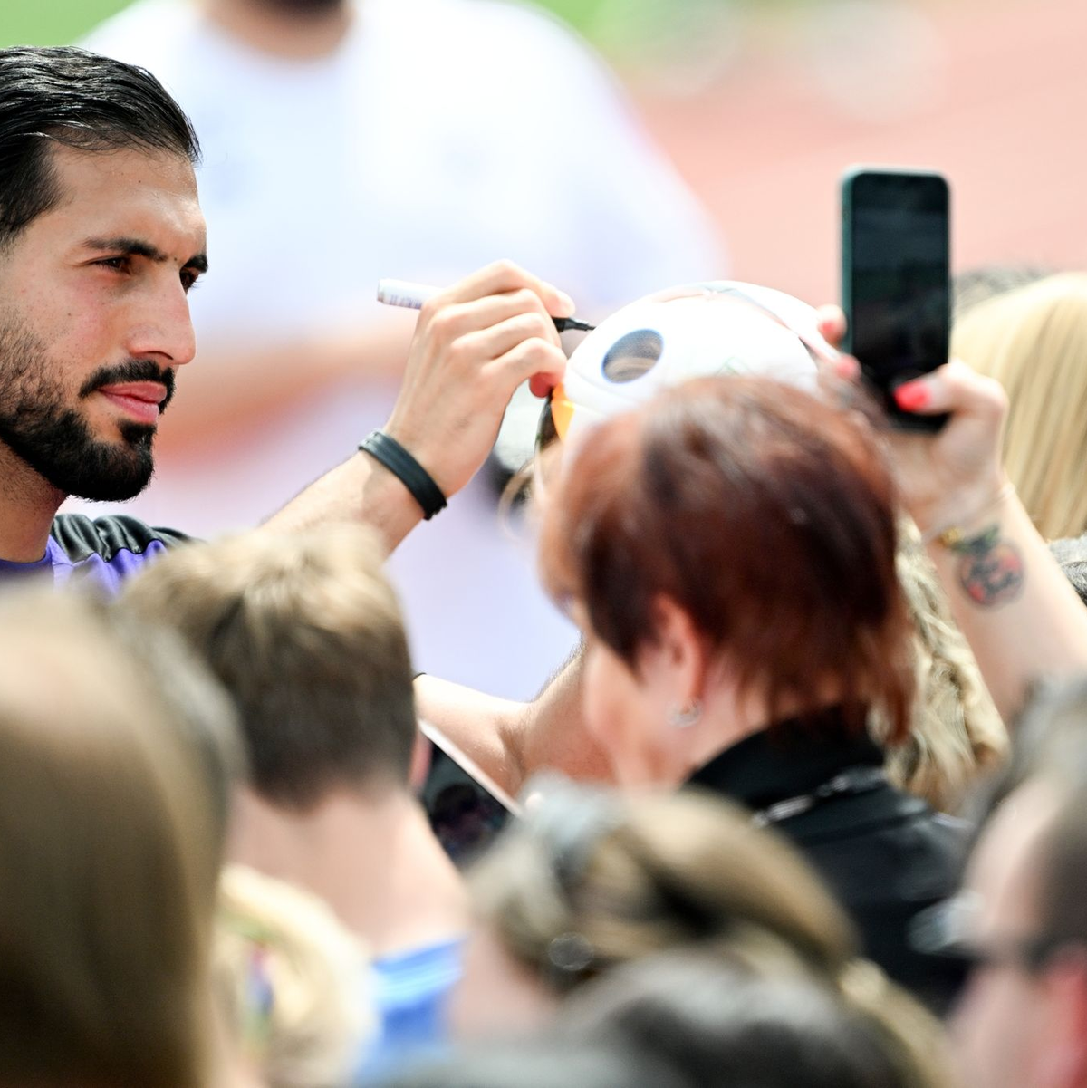 Emre Can schreibt nach dem Training in Herzogenaurach Autogramme. - Foto: Federico Gambarini/dpa