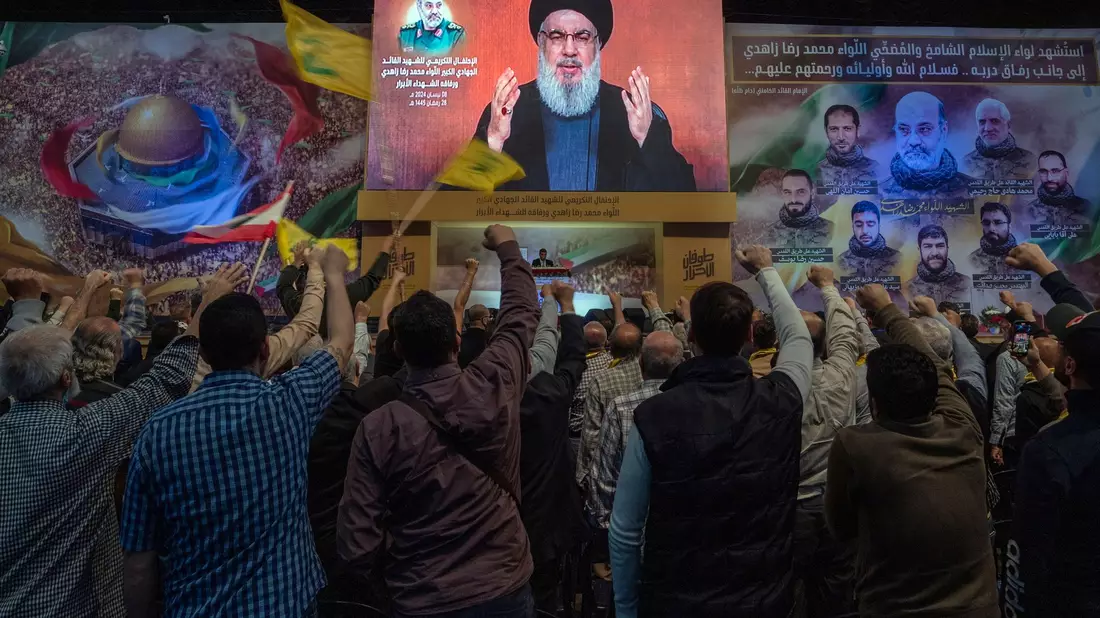 Anhänger jubeln Hisbollah-Generalsekretär Hassan Nasrallah in Beirut bei einer per Videolink übertragenen Fernsehansprache zu. Nasrallah wird nicht müde, den Erfolg der Hisbollah und die «Erschöpfung des Feindes» Israel zu betonen. - Bild: Hassan Ammar/AP/dpa