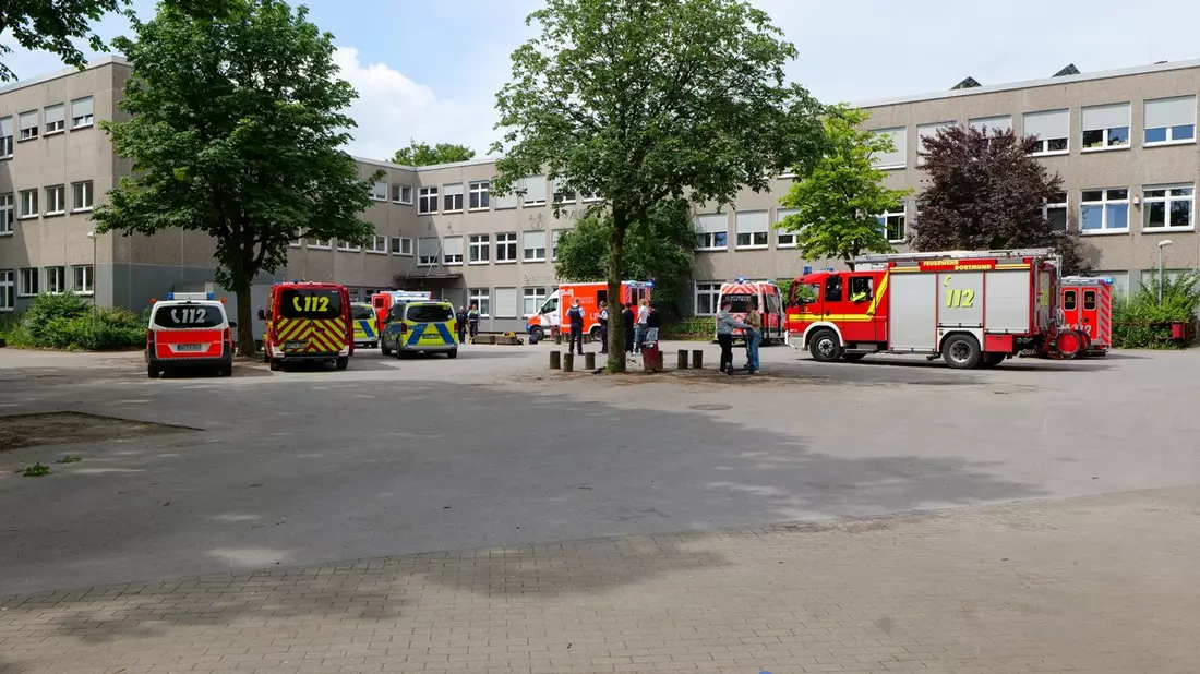 FW-DO: Reizgas-Austritt in Dortmunder Realschule - insgesamt 50 betroffene Schüler*innen vom Rettungsdienst untersucht - Bild: presseportal.de