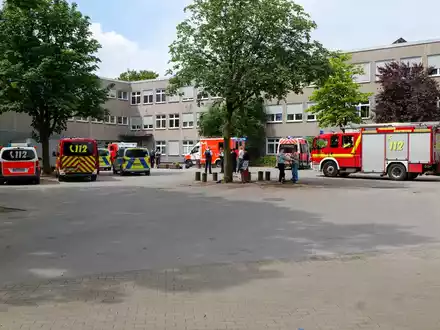 FW-DO: Reizgas-Austritt in Dortmunder Realschule - insgesamt 50 betroffene Schüler*innen vom Rettungsdienst untersucht - Foto: presseportal.de