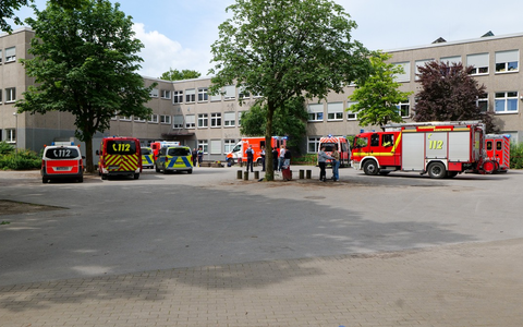FW-DO: Reizgas-Austritt in Dortmunder Realschule - insgesamt 50 betroffene Schüler*innen vom Rettungsdienst untersucht - Foto: presseportal.de