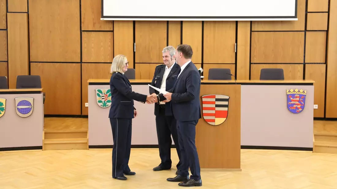 POL-OF: Verabschiedung im Rathaus: Dienststellenleiter Henry Faltin geht in den Ruhestand - Bild: presseportal.de