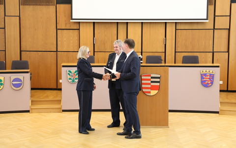POL-OF: Verabschiedung im Rathaus: Dienststellenleiter Henry Faltin geht in den Ruhestand - Foto: presseportal.de