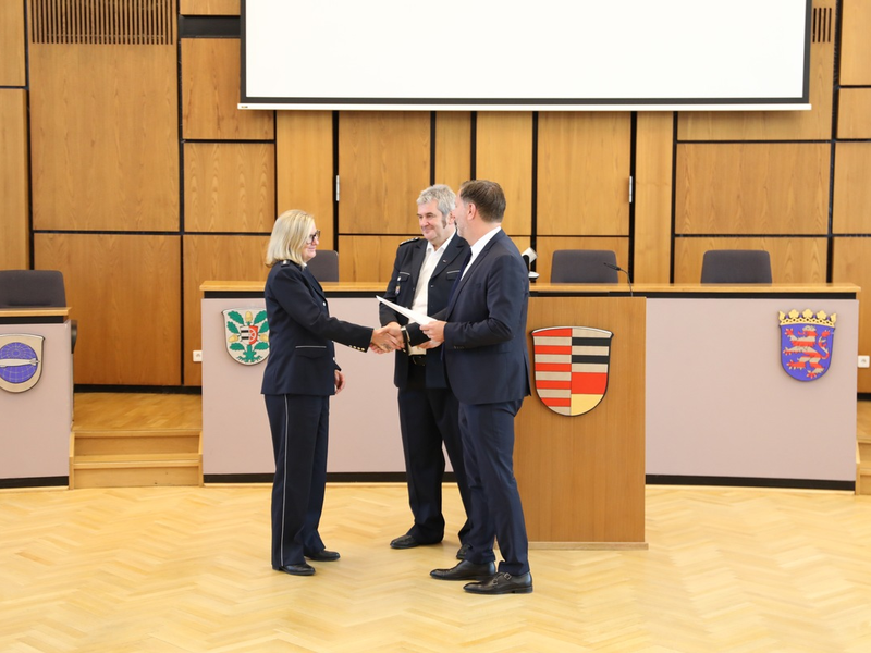 POL-OF: Verabschiedung im Rathaus: Dienststellenleiter Henry Faltin geht in den Ruhestand - Foto: presseportal.de