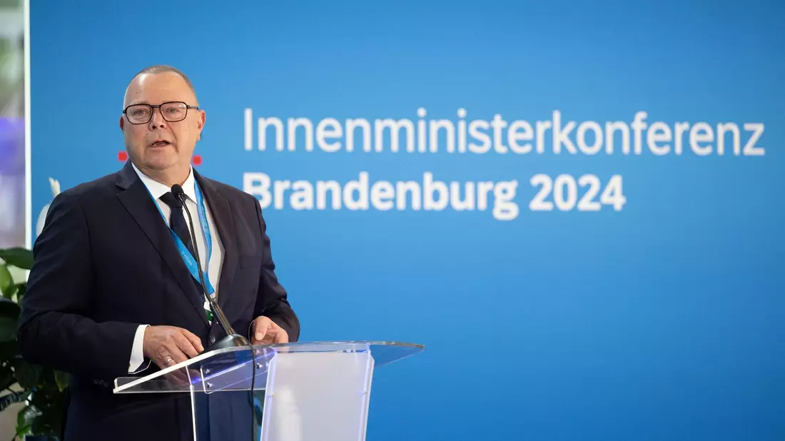 Asylverfahren in Drittstaaten? «Ich lasse mich gerne überzeugen davon, dass das versucht werden sollte», sagt Brandenburger Innenminister Michael Stübgen. - Bild: Soeren Stache/dpa