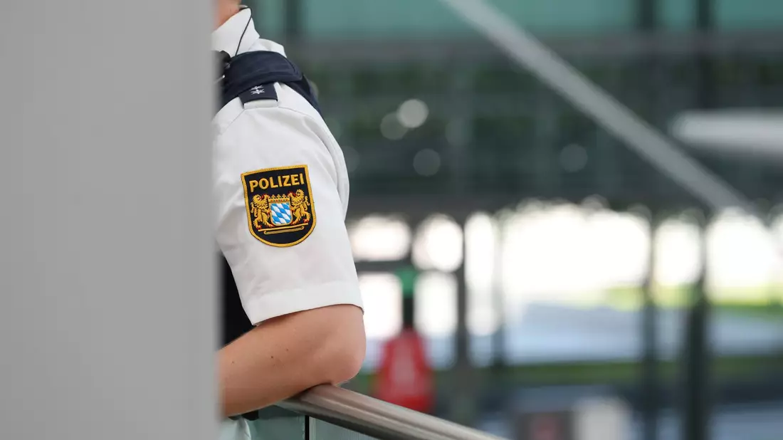Ein Paar hat auf einem Flug «sexuelle Handlungen aneinander vorgenommen» und mit dem Verhalten gegenüber dem Flugpersonal einen Polizeieinsatz ausgelöst. - Bild: Karl-Josef Hildenbrand/dpa