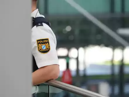 Ein Paar hat auf einem Flug «sexuelle Handlungen aneinander vorgenommen» und mit dem Verhalten gegenüber dem Flugpersonal einen Polizeieinsatz ausgelöst. - Foto: Karl-Josef Hildenbrand/dpa