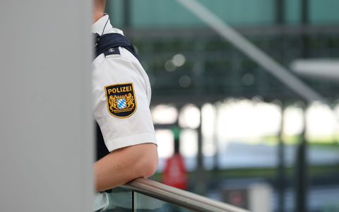 Ein Paar hat auf einem Flug «sexuelle Handlungen aneinander vorgenommen» und mit dem Verhalten gegenüber dem Flugpersonal einen Polizeieinsatz ausgelöst. - Foto: Karl-Josef Hildenbrand/dpa