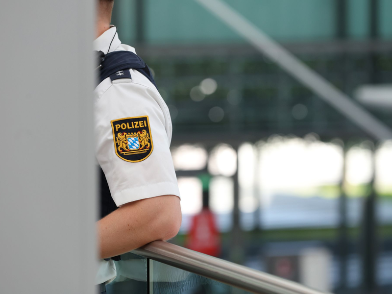 Ein Paar hat auf einem Flug «sexuelle Handlungen aneinander vorgenommen» und mit dem Verhalten gegenüber dem Flugpersonal einen Polizeieinsatz ausgelöst. - Foto: Karl-Josef Hildenbrand/dpa