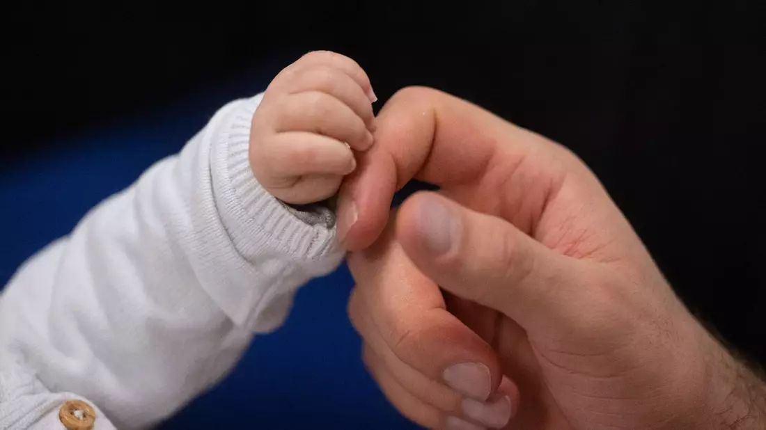 2022 bekommen Frauen in den Mitgliedsländern der OECD im Schnitt nur noch 1,5 Kinder. 1960 waren es noch 3,3. - Bild: Marijan Murat/dpa